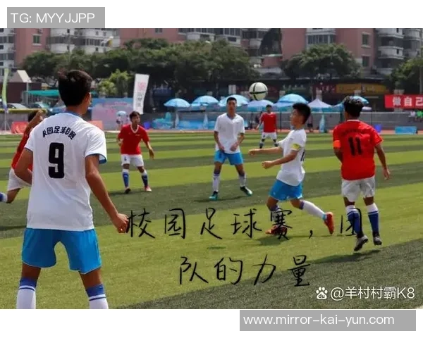 足球运动员的风采与魅力展现他们在绿茵场上的拼搏精神与团队合作的力量